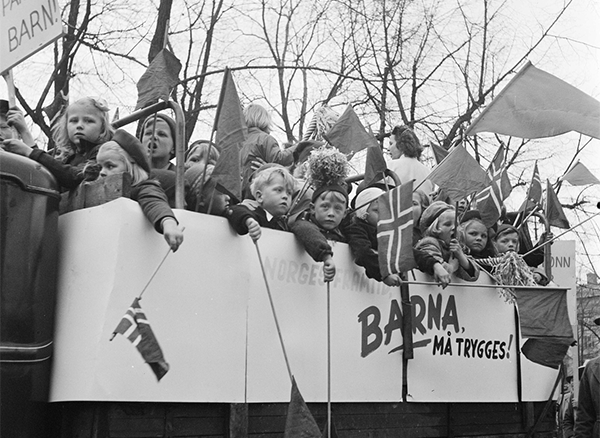 I 1947 ble arbeidernes dag offisiell fridag i Norge. Bildene over er fra markeringen i Oslo. Foto: Leif Øverland / Oslo Museum