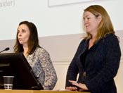 Fafo-forskerne Hanne C. Kavli og Heidi Nicolaisen presenterte trekk ved deltidsarbeidende innvandrede kvinner under et Fafo-seminar i anledning kvinnedagen 8. mars (klikk for større foto)