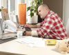 <p>Hver sjette EU-arbeidstaker «fjern-jobber» – altså bruker teknologi til å arbeide hjemme eller andre steder utenfor kontoret. Trendens fordeler undergraves av økt arbeidstid og mer utvisket grense mot fritida.</p>