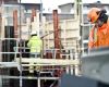 <p>Det skjer mange ulykker i bygg og anlegg. Arbeidstakerne i denne bransjen er tre ganger mer utsatt for arbeidsskade enn andre sysselsatte. Risikoen for skader er større blant unge arbeidstakere. Dette kommer fram i en ny rapport om arbeidsmiljøtilstanden i bygg og anleggsbransjen, utarbeidet av STAMI.</p>
