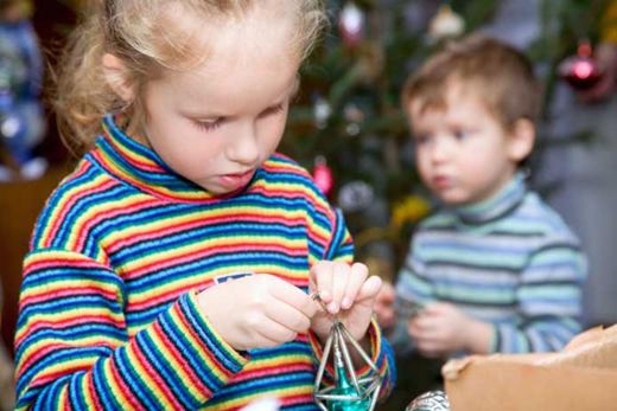 <p>Hvert år meldes det om mange familier som har det ekstra tøft i julen. De barna som rammes bor ofte med foreldre som har svak eller ingen tilknytning til arbeidslivet</p>