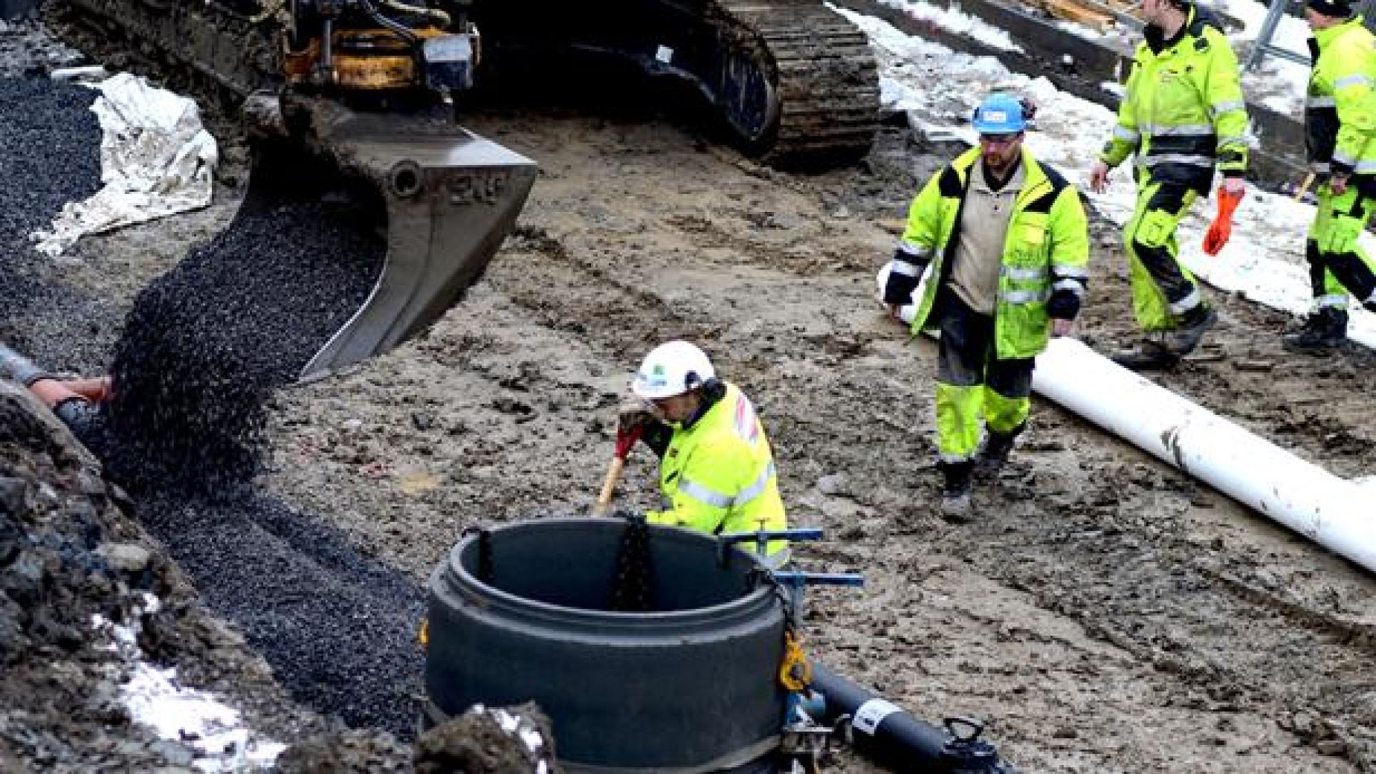 <p>BEDRE ELLER FLERE? Siden EU-utvidelsen i 2004 har mange norske bransjer hatt rik tilgang til billig og fleksibel arbeidskraft. Dette kan ha rammet interessen for å øke produktiviteten. Bygg og anlegg trekkes særlig fram som et særlig åpenbart eksempel på en slik utvikling.</p>