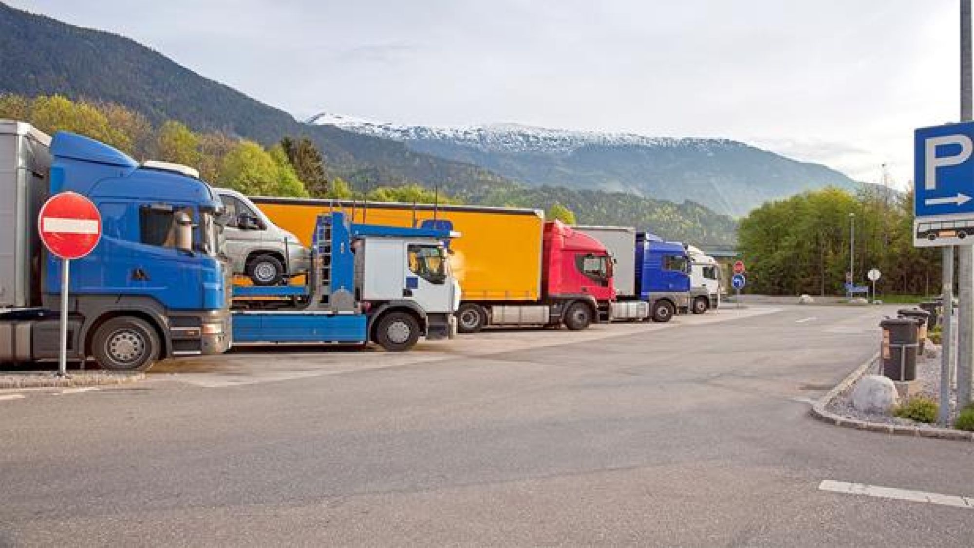 <p>PÅ VENT: Utenlandske lastebiler står for rundt en tredjedel av all transport i og inn og ut av Norge. Det meste av dette er grensekryssende transport. Kabotasje har et relativt lite omfang, men mange frykter at man også ender med å øke adgangen til også slike former for innenlands transport. Her har EU ennå ikke kommet til enighet.</p>