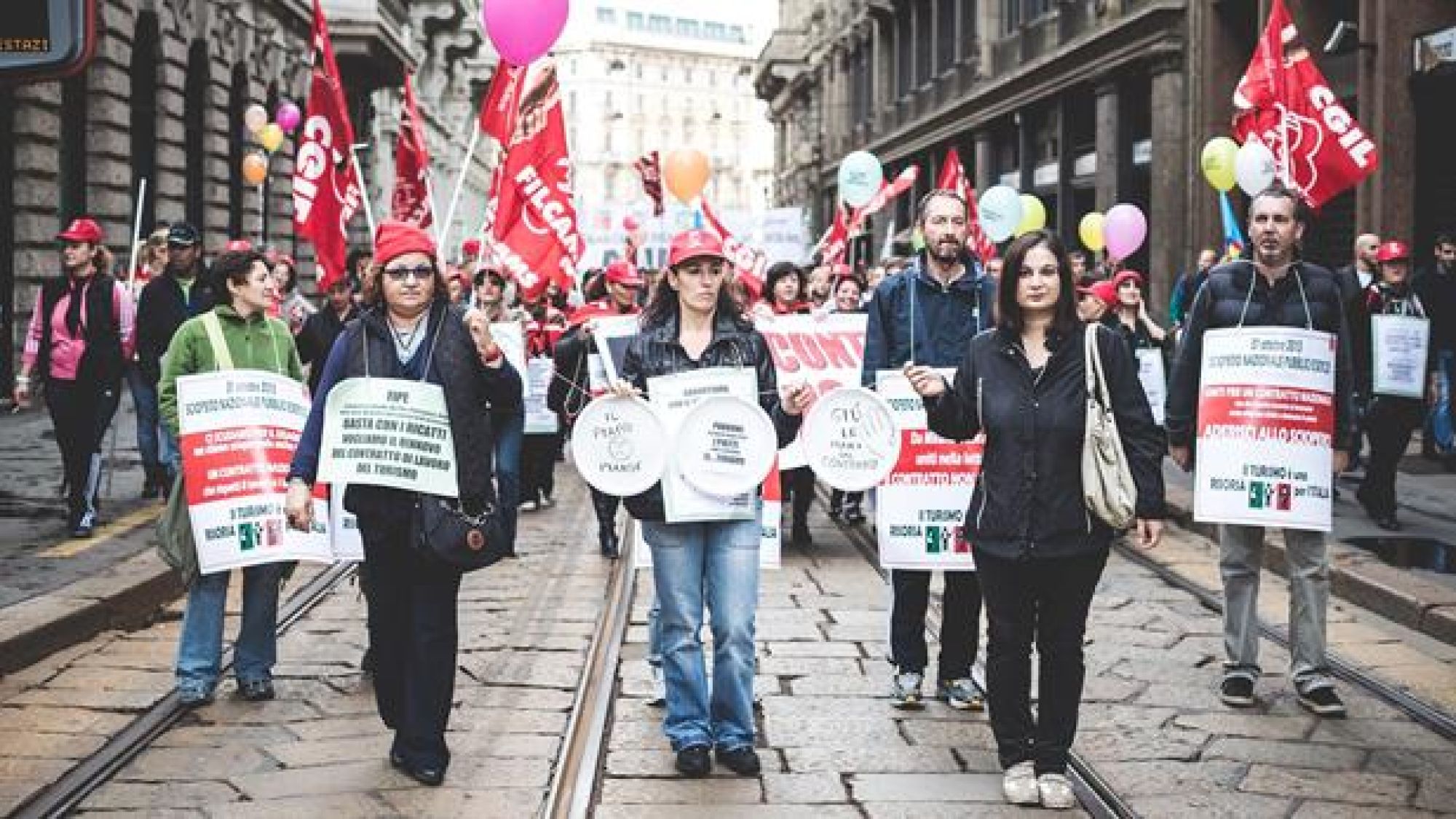 <p>HVORFOR STREIKER EUROPA? En ny rapport kartlegger hvilke tema som ender med streiker i EU-landene, samt Norge. Bildet er fra en streik i turisme-bransjen i Italia. årets lønnsoppgjør er det uenighet om størrelsen på lønnstilleggene som så langt har sett ut til å skape de største problemene i forhandlingene. Lønn er også det vanligste temaet i europeiske arbeidskonflikter. Samtidig er politiske streiker og konflikter knyttet til beslutninger og omstillinger på arbeidsplassen mye mer utbredt enn i Norge. </p>