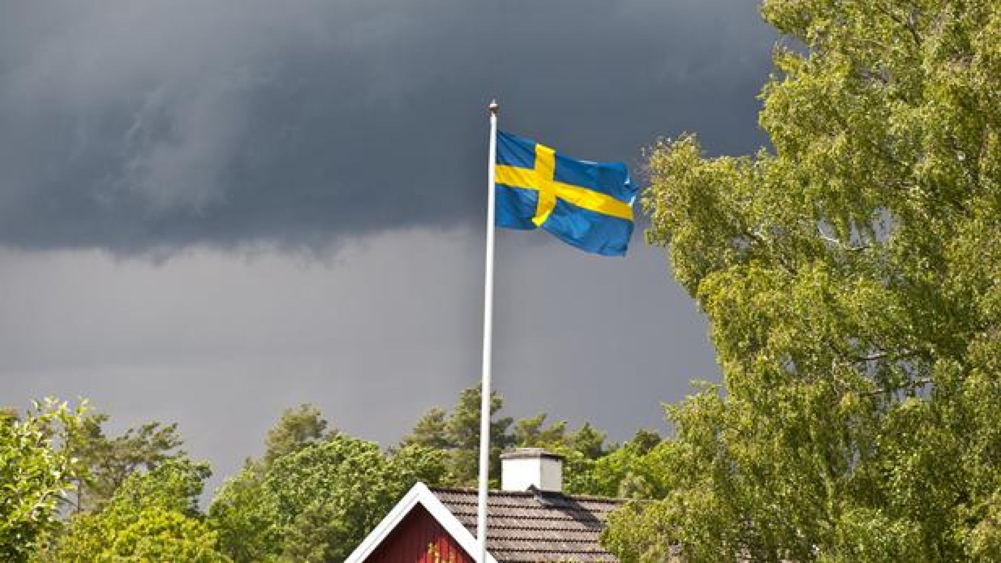 <p>TRUENDE SKYER? Frontfag-modellen er under hard debatt etter urolighetene under vårens tariffoppgjør. Samtidig er det mange som mener at politikerne bør senke «lønnsgulvet» for å få flere unge og innvandrere i jobb.</p>