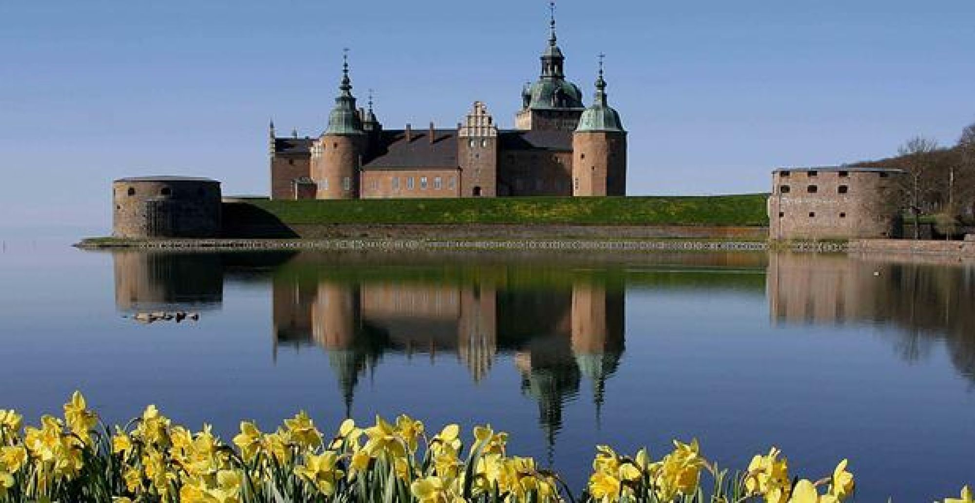 <p><span class="caption-right">NORDISK SAMLING: Ideen om et nordisk fellesskap har et sterkt symbol i form av Kalmar slott, hvor det i 1397 ble etablert en union som favnet om mesteparten av dagens Norden. I nyere tid blir begrepet «den nordiske modellen» brukt for å beskrive noe av regionens delte politiske og samfunnsøkonomiske arv.</span></p>