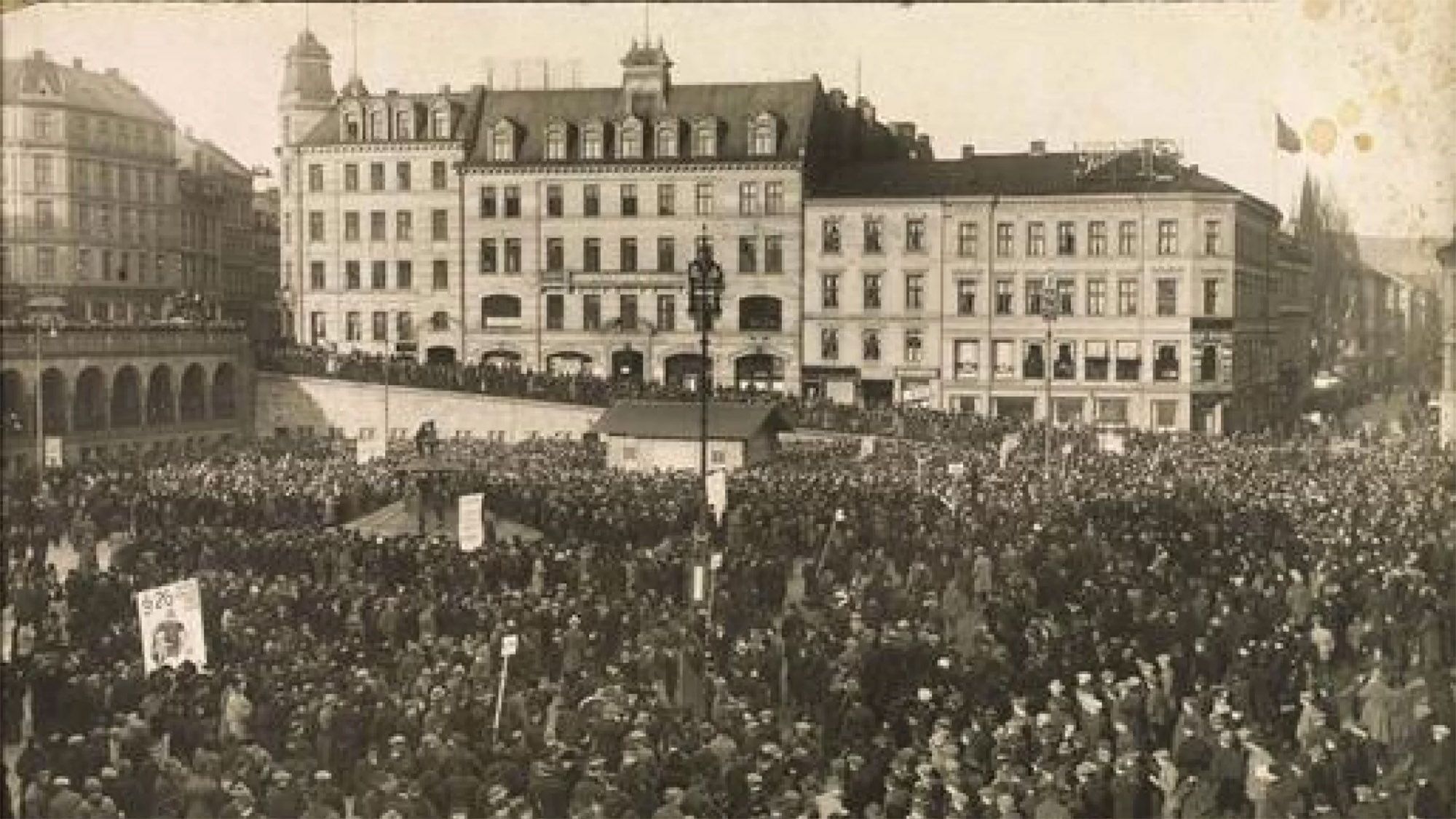 <p>Hva skjer når man er uenige om forståelsen av en tariffavtale? Jo, da er det Arbeidsretten som rydder opp. I år feirer Arbeidsretten 100 år. Den ble etablert for å dømme i tvister mellom partene i arbeidslivet.</p>