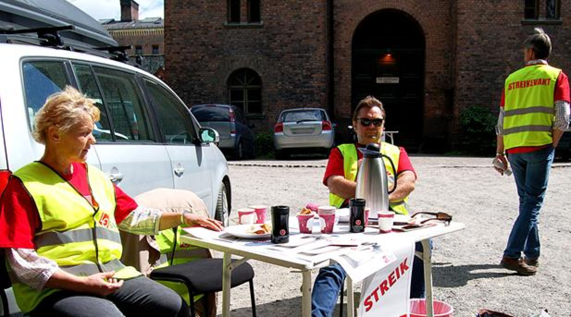 <p>I 2012 gikk både statlige og kommunale ansatte ut i streik. Her fra streikevakt utenfor Oslo fengsel</p>