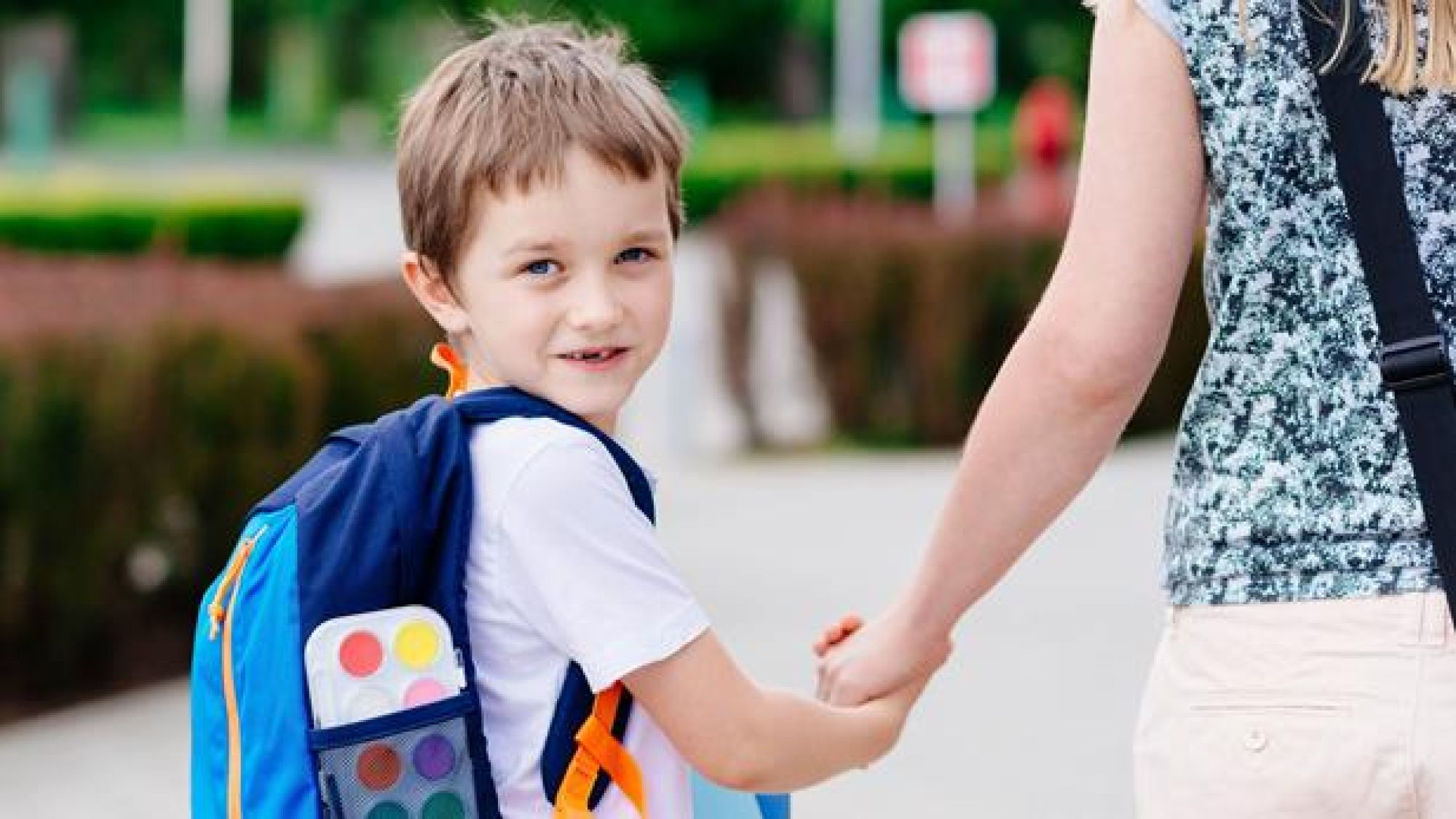 <p>FØRSTE DAG kan være enten spennende eller rett og slett skummel for mange barn. Mange foreldre ønsker da også å være til stede når barnet tar de aller første stegene inn i barnehage, skole eller SFO</p>