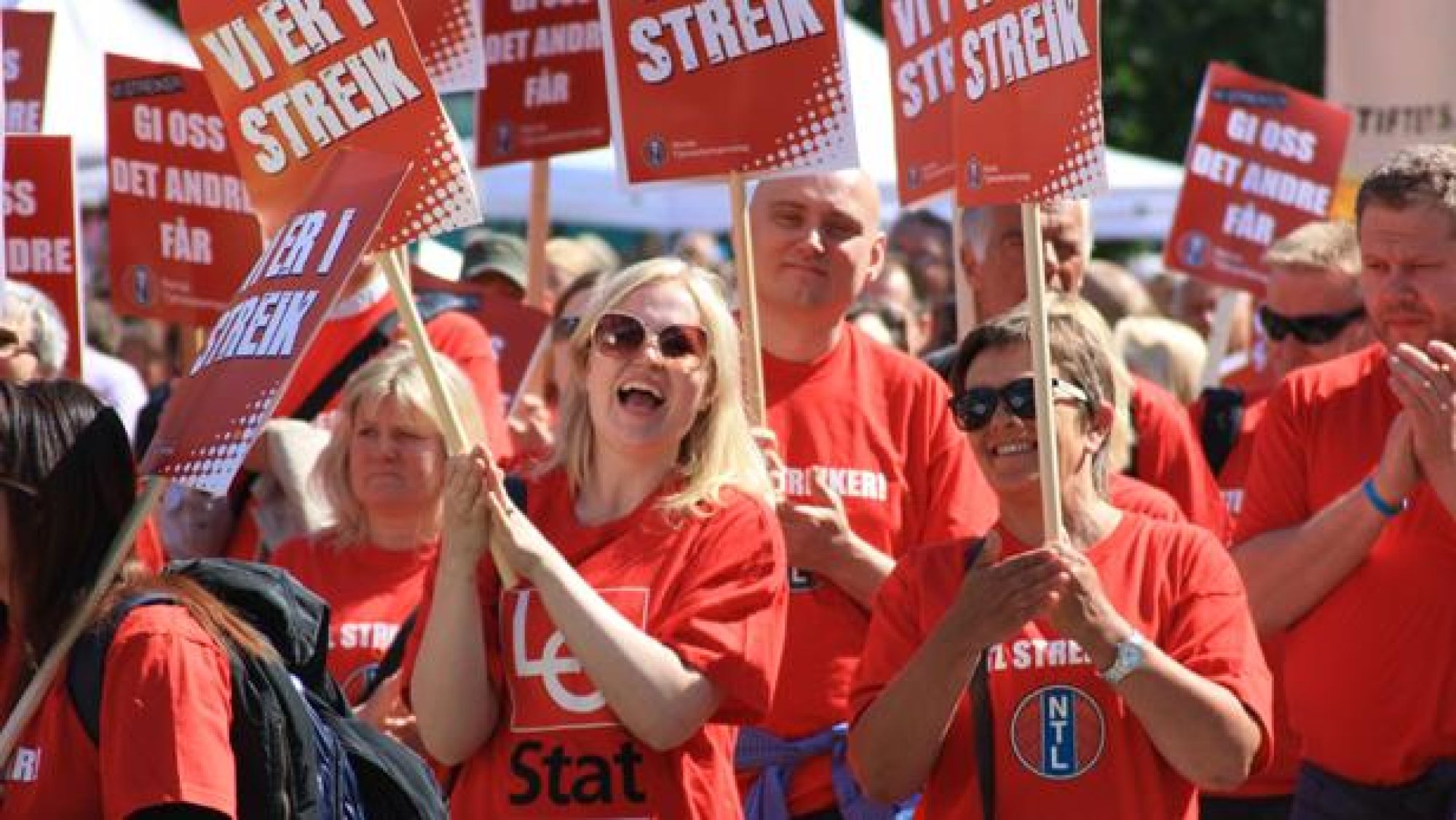 <p><span class="caption-right"><strong>Statsansatte</strong> demonstrerer på Youngstorget 30. mai 2012 i forbindelse med streiken. Foto: <span class="caption-left">Magne Svendsen</span></span></p>